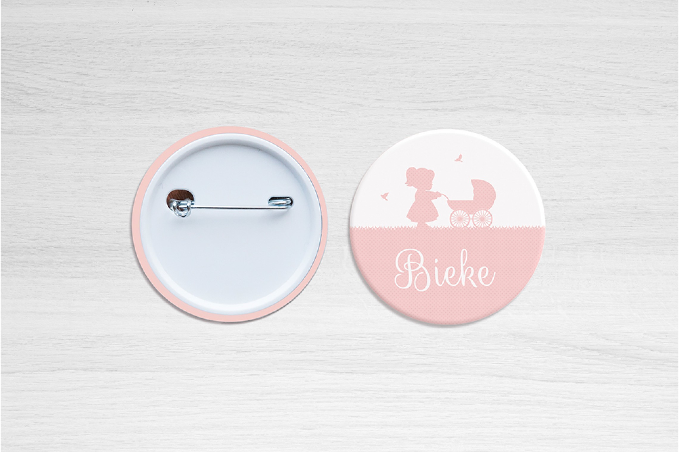 Meisje met kinderwagen
